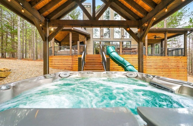 Hot tub | Sauna | Fire pit | Pets | Sleeps 16 | Huge Deck