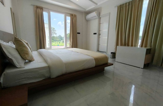 Hotel YJ Manor