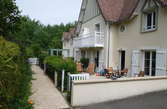 House with terrace in very quiet residence, sea access on foot, 2 bedrooms.