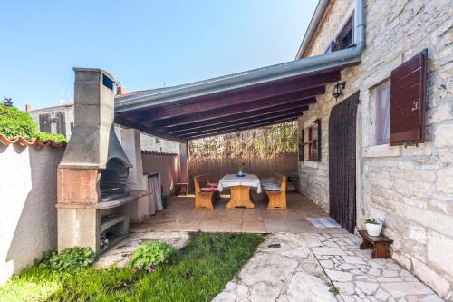 House Nicol - Authentic Istrian holiday home with terrace and garden near the Sea