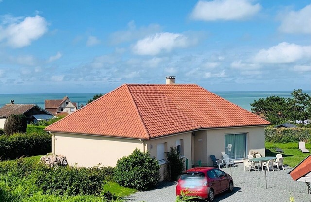 House on fenced land, sea view, pets allowed.