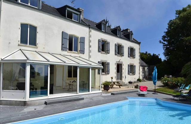 House, pool, sleeps 9, beach on foot