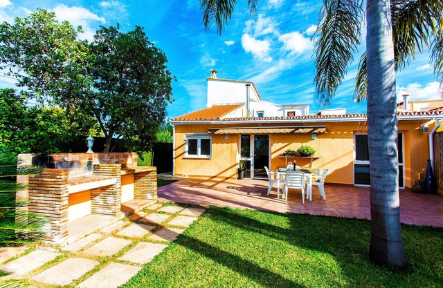 House with garden 5 minutes from the beach! (pet friendly)