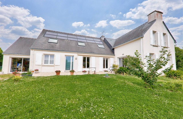 House with garden for 10 - 600m from the beach