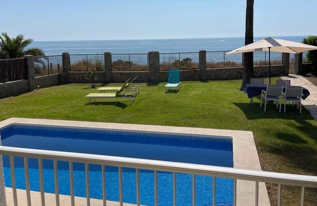 HOUSE WITH POOL FRONT SEA 100 M. BEACH 8 PERS.