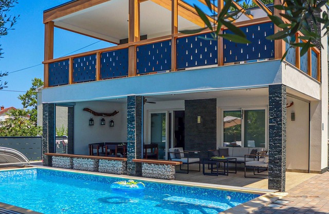 House with pool in Malinska