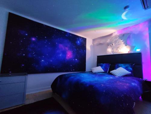 House with space theme & Surprise - Disneyland & Paris