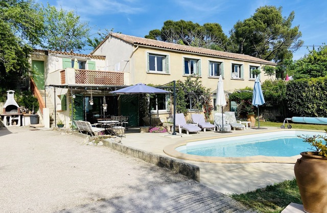 House with swimming pool 5 min from Aix. Pets allowed. Ideal for families.