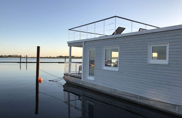 Houseboat Comfortable Vacation Home