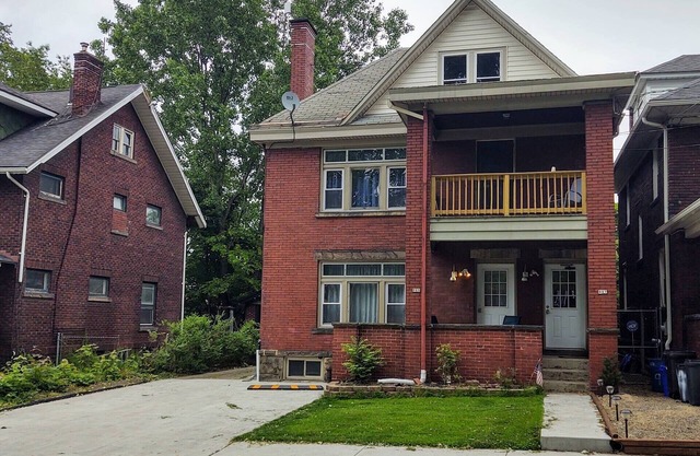 Huge Apartment in Beautiful Brick House ★ Near All