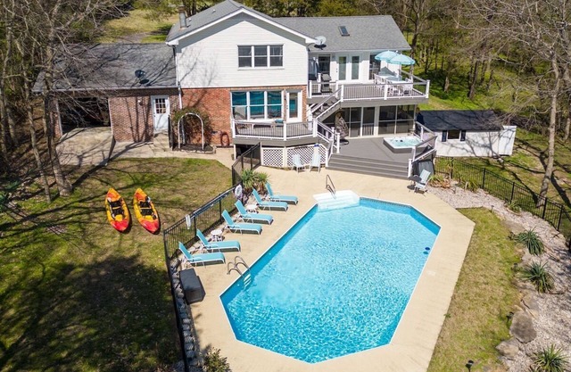 Huge Lakehouse w/Pool, Hot Tub & Fire Pit Near Nashville!