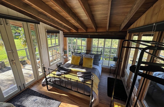 Huge open plan cabin in Weston, Newark hot tub WiFi wood stove pets parking