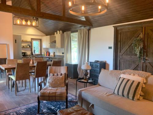 Hunters Lodge - Rustic farm stay