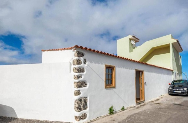 Ideal home for 4 with pool table and beautiful mountain views