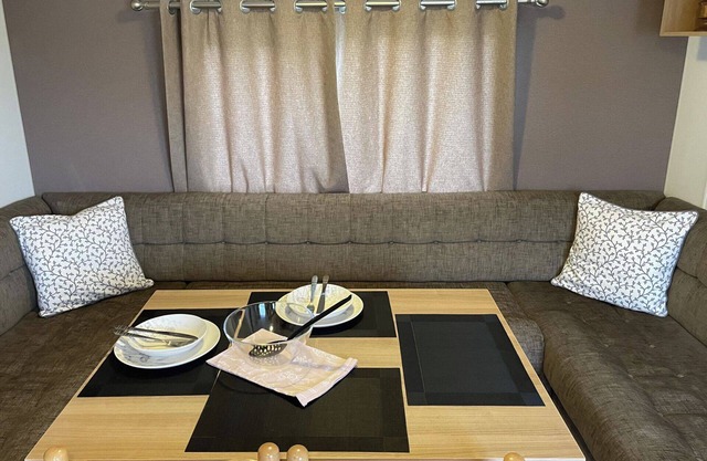 Impeccable 4-Bed Caravan in Clacton-on-Sea
