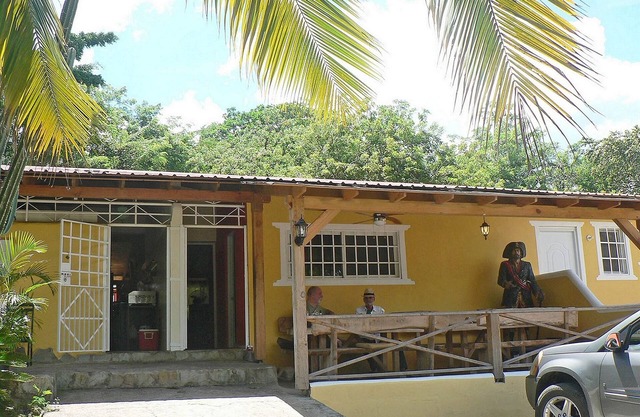 Inexpensive guest-friendly hotel room, with tropical garden and restaurant