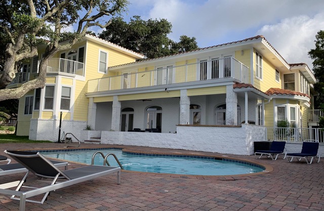Intracoastal Bay Villa with 500 ft of waterfront! Sleeps 14