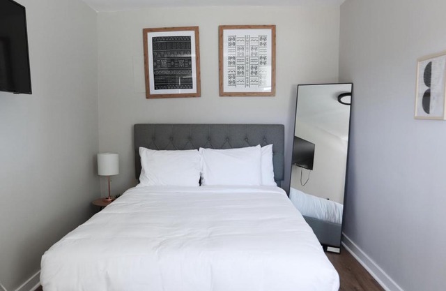 Inviting 1 BR 10 Mins to Nash
