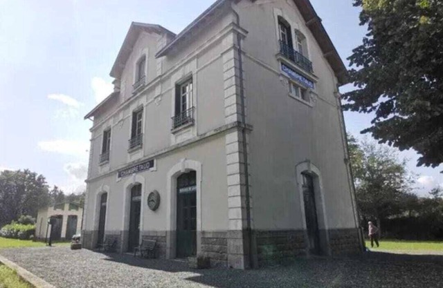 Isabelle's "train station" 3 minutes from the Puy du Fou PropertyName 106246771 1036 = House in the heart of town where everything can be done on foot