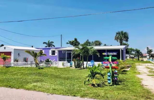 ISLAND TIME! DOCK! POOL! KAYAKS! BOAT To BEACH! PETS ALLOWED!