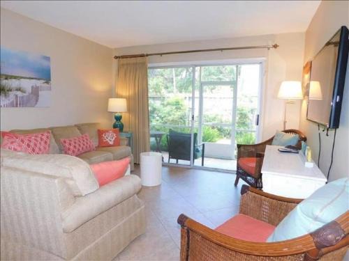 J15 lovely village area condo sleeps 6 comfy very nicely furnished screened in porch