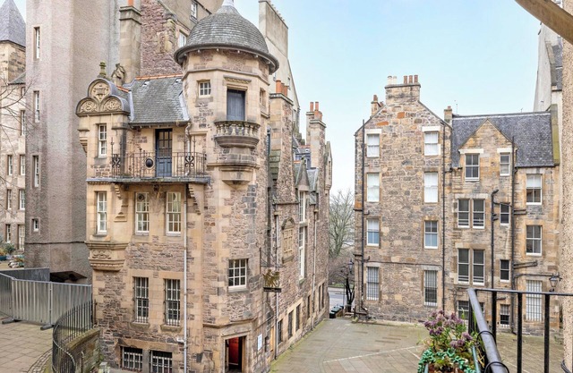 JOIVY Royal Mile Tower Apartment