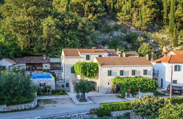 Kameni Dvori, (11350), Lovorno, Croatia