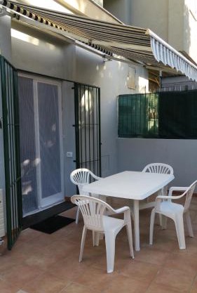 Karina, to the beach with terrace and private parking