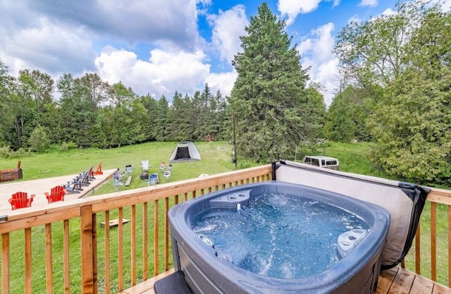 Kawartha Lakes Cozy Cottage Retreat with HOT TUB