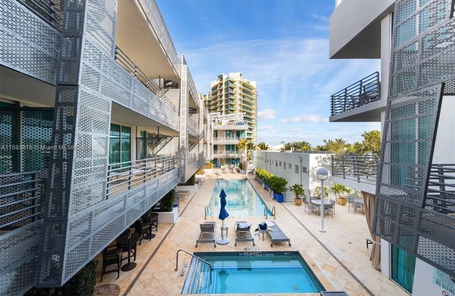 King Suite w/Balcony Pool & Jacuzzi on Ocean Drive South Beach