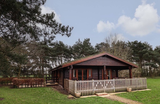KINGFISHER LODGE, pet friendly, with a garden in Bardney