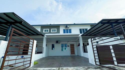 KLIA Sepang Charming 4-Bedroom Blissful Double-Storey Home