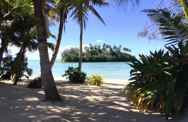 Kokacabana Beach House - 3 bdrm House + Pool, 100% Beach Front @ Muri Beach!