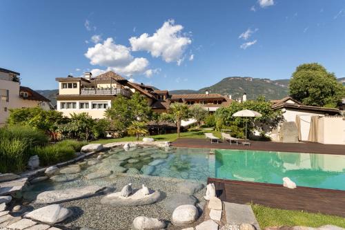 Kreuzwegerhof Nals Historischer Gutshof, Apartments zw Meran und Bozen Südtirol, Naturpool, zentrale Lage