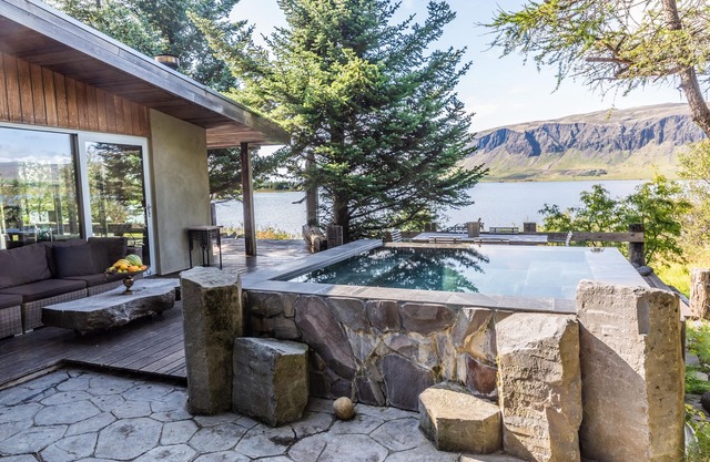 Lakefront Luxury Villa - Modern - Infinity hot tub and panorama sauna