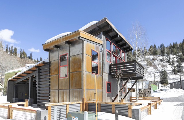 La Mina - New Mountain Retro Industrial home with WiFi- long term only