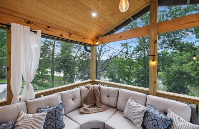 Lake Front Beauty North of Nashville