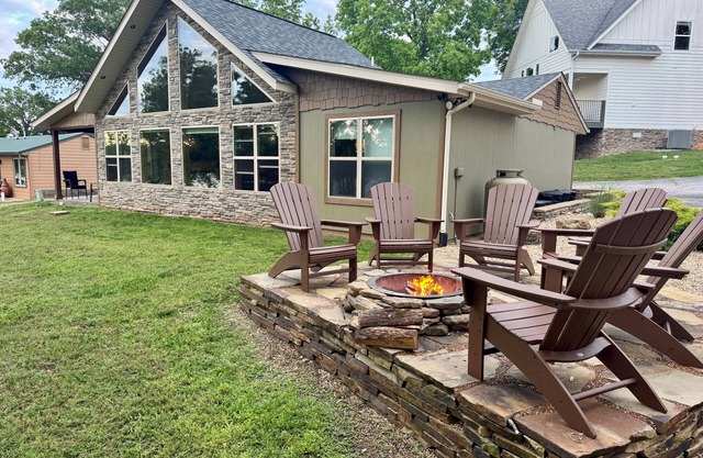 Lake Front/Lake View! Pool, Fire Pit at No Bad Days Cabin on Table Rock Lake