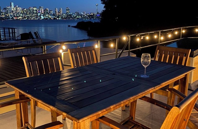 Lake Union Houseboat with Space Needle Views