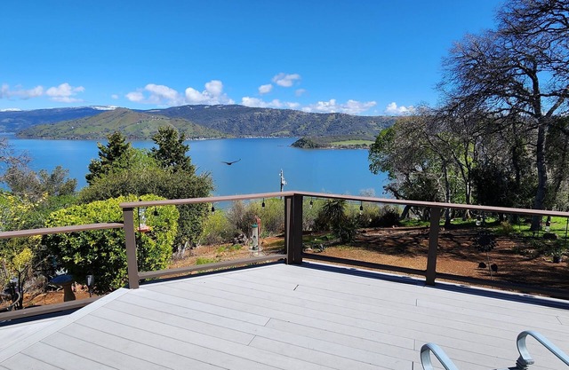 Lake View Home w/priv. HotTub & comm. Pool in Riviera Hgts.