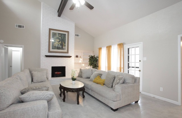 Lake view, Spacious 5 bedrooms, big lot, sleep 18