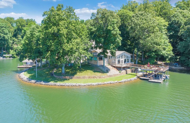 Lakefront 600 ft shore with beach & 28x28 ft deck, 4 King & 3 Twin beds for 11
