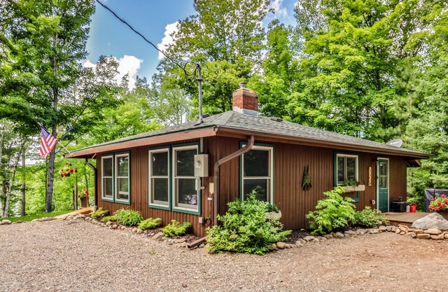 Lakefront cabin with dock, kayaks, SUP, wood fireplace, & washer/dryer