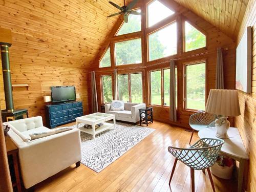 Lakefront Cottage w Grand Cabin Room