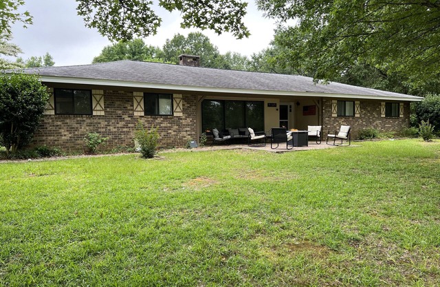 Lakefront retreat, perfect for Alabama or Mississippi State games.