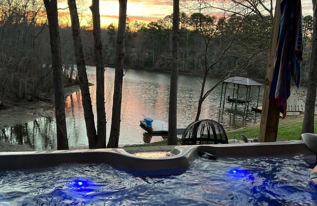 Lakefront- Stay, Soak, Paddle, Play & Relax! On Lake Lookout in Catawba, NC