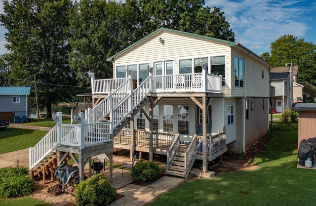 Lakefront, two bedroom, full bath. Relax, swim, kayak & fish on Lake Lookout.