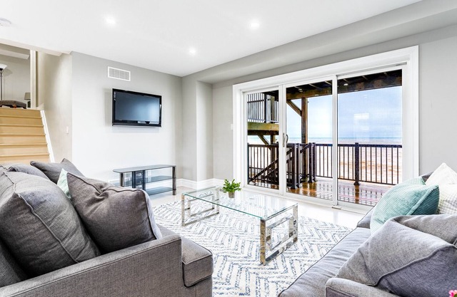 Lakefront Villa - 4 Luxurious bedrooms, Patio with BBQ, Kayak