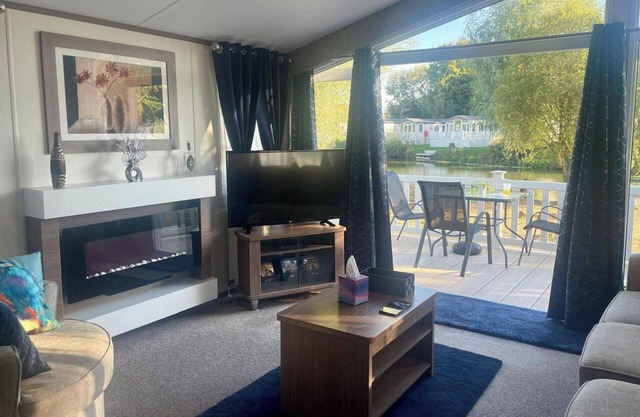 Lakeside 2 Bedroom Caravan