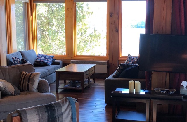 Lakeside Log Cottage With Private Dock
